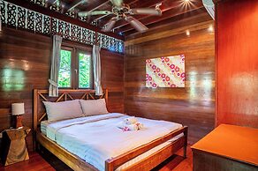 Tropical Beachfront 4 Bdr Villa - KBR24