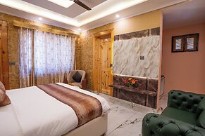 Golden Oak by The Lake Hill