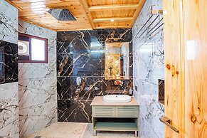 Golden Oak by The Lake Hill