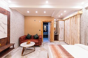 Golden Oak by The Lake Hill