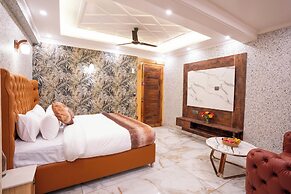 Golden Oak by The Lake Hill