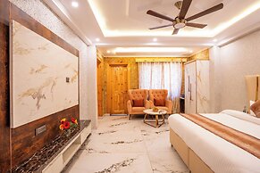 Golden Oak by The Lake Hill