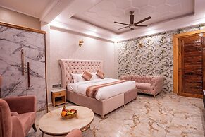 Golden Oak by The Lake Hill