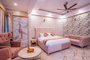 Golden Oak by The Lake Hill