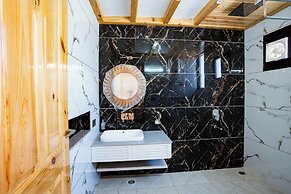 Golden Oak by The Lake Hill