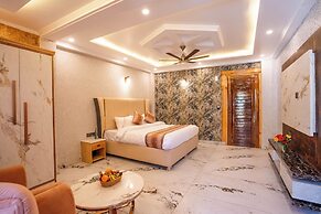 Golden Oak by The Lake Hill