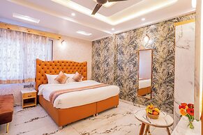 Golden Oak by The Lake Hill