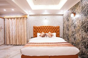 Golden Oak by The Lake Hill