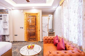 Golden Oak by The Lake Hill