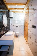 Golden Oak by The Lake Hill