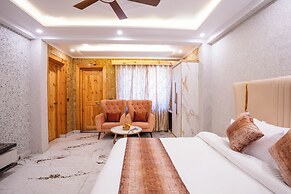 Golden Oak by The Lake Hill