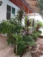 Nuch's Apple Guest House