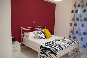 Cozy Apartment With sea View Next to Marina Zeas