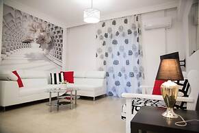 Cozy Apartment With sea View Next to Marina Zeas