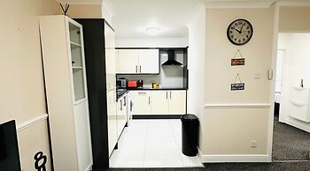 Ibate Apartments - Cozy 2 Bedroom Home