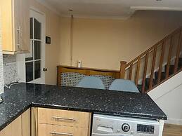 Cozy Basildon Retreat With 3 Bedrooms Free Parking