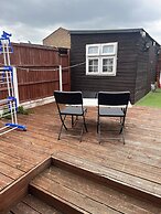 Cozy Basildon Retreat With 3 Bedrooms Free Parking