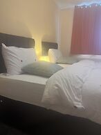 Cozy Basildon Retreat With 3 Bedrooms Free Parking