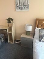 Cozy Basildon Retreat With 3 Bedrooms Free Parking