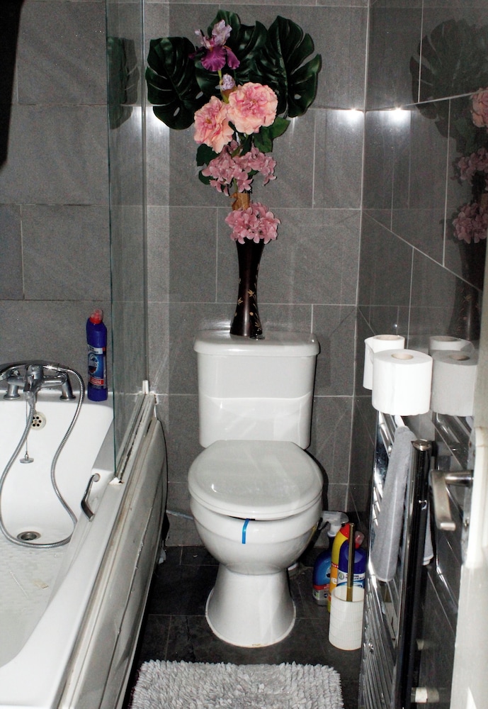 Spacious 4-bed House - Sleeps 5, Garden & Parking