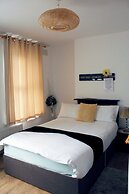 Spacious 4-bed House - Sleeps 5, Garden & Parking