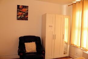 Spacious 4-bed House - Sleeps 5, Garden & Parking