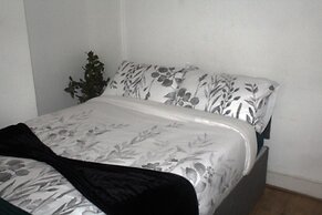 Spacious 4-bed House - Sleeps 5, Garden & Parking