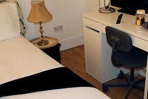 Spacious 4-bed House - Sleeps 5, Garden & Parking