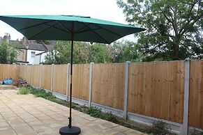 Spacious 4-bed House - Sleeps 5, Garden & Parking