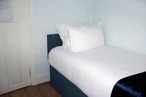 Spacious 4-bed House - Sleeps 5, Garden & Parking
