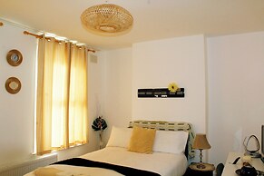 Spacious 4-bed House - Sleeps 5, Garden & Parking