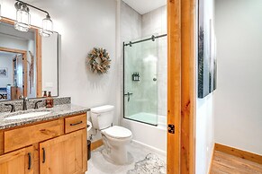Modern Elk Creek Condo w/ Hot Tub & Heated Floors