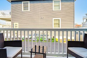 Bright Brigantine Townhome: Steps to Beach Access!