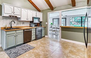 Spacious Micanopy Farmhouse w/ Luxurious Pool!