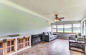 Spacious Micanopy Farmhouse w/ Luxurious Pool!