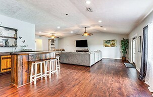 Spacious Micanopy Farmhouse w/ Luxurious Pool!