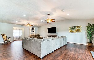 Spacious Micanopy Farmhouse w/ Luxurious Pool!