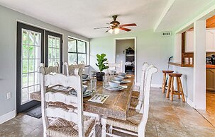 Spacious Micanopy Farmhouse w/ Luxurious Pool!