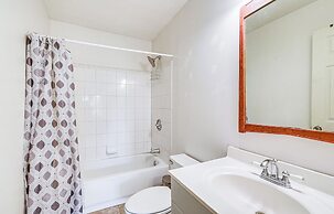 Spacious Micanopy Farmhouse w/ Luxurious Pool!