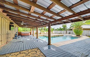 Spacious Micanopy Farmhouse w/ Luxurious Pool!