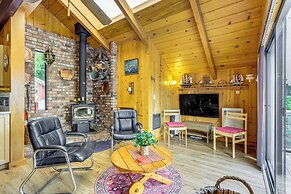 Waterfront Kingston Getaway: Beach Access On-site!