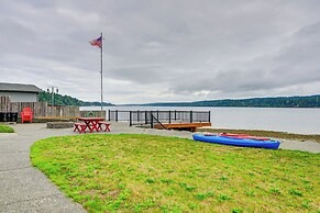 Waterfront Kingston Getaway: Beach Access On-site!