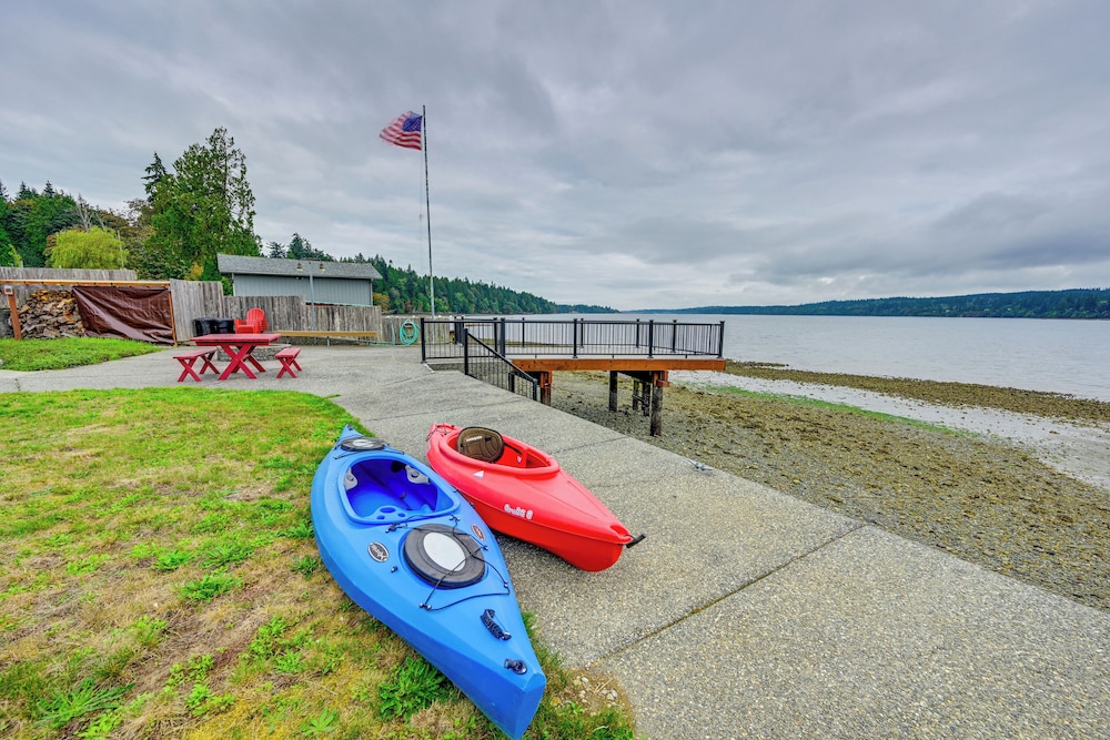Waterfront Kingston Getaway: Beach Access On-site!