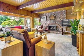 Waterfront Kingston Getaway: Beach Access On-site!