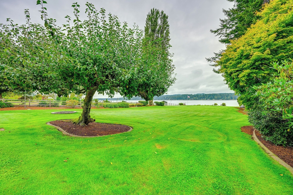 Waterfront Kingston Getaway: Beach Access On-site!
