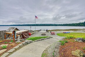 Waterfront Kingston Getaway: Beach Access On-site!