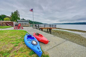 Waterfront Kingston Getaway: Beach Access On-site!