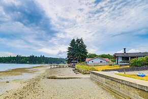 Waterfront Kingston Getaway: Beach Access On-site!