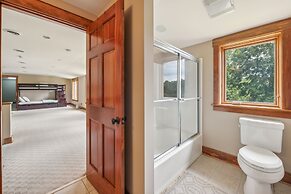 Hidden Waterfront Luxury Oasis With 9-acre Pond 5 Bedroom Home by RedA
