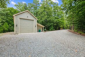 Hidden Waterfront Luxury Oasis With 9-acre Pond 5 Bedroom Home by RedA